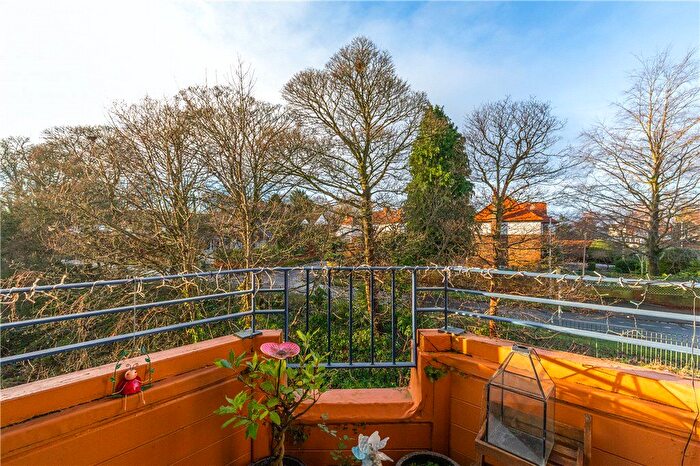 2 Bedroom Flat For Sale In Carisbrooke Road, West Park, Leeds, LS16