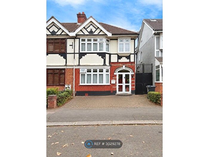 4 Bedroom Semi-detached House To Rent In Huxley Drive, London, RM6