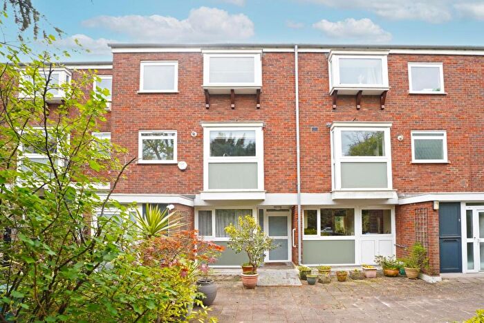 2 Bedroom Maisonette For Sale In College Road, London, SE21