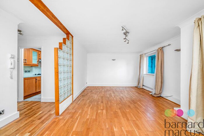 2 Bedroom Flat To Rent In Moss Hall Grove, London, N12