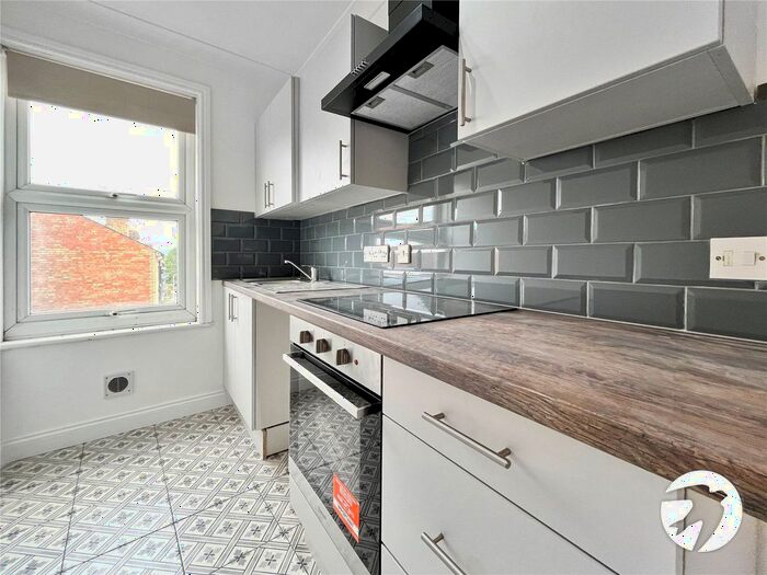 1 Bedroom Flat To Rent In Seal Road, Sevenoaks, Kent, TN14