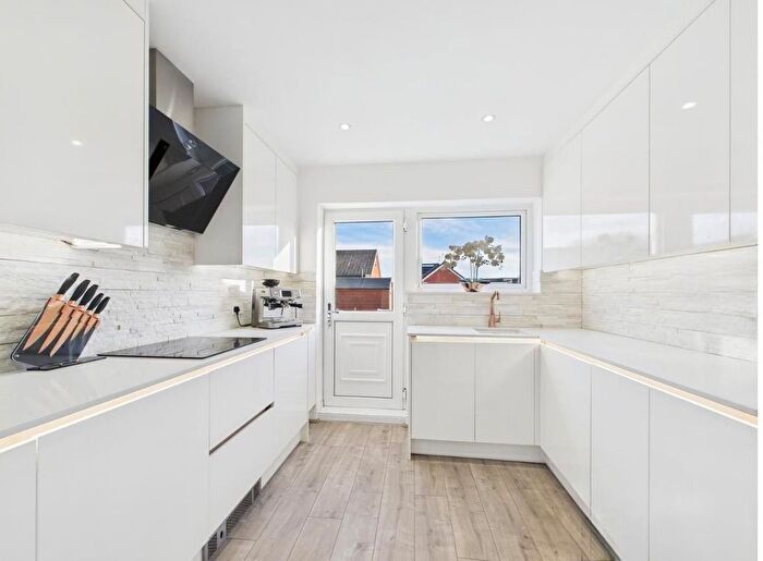 3 Bedroom Semi-Detached House For Sale In Dawnay Road, Bilton, Hull, HU11