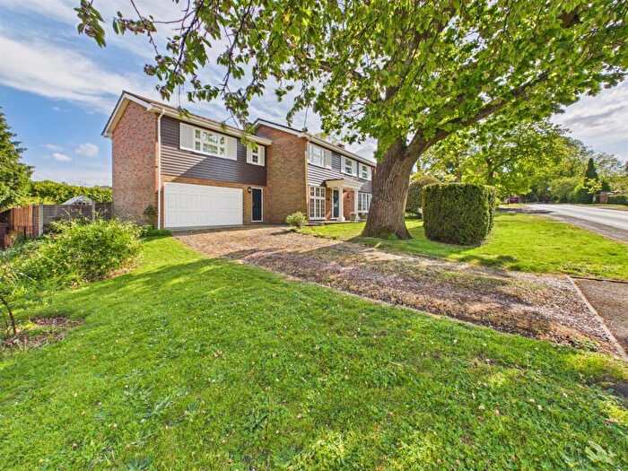 4 Bedroom Detached House For Sale In Oak Tree Road, Tilehurst, Reading, RG31