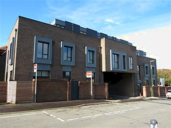 1 Bedroom Apartment To Rent In Syresham Gardens, Haywards Heath, RH16