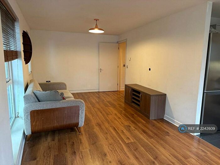 1 Bedroom Flat To Rent In Montclair Court, London, N12