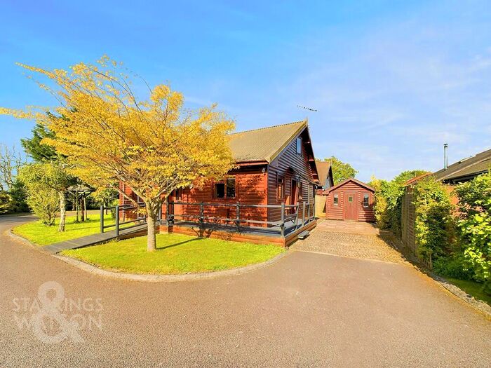 3 Bedroom Chalet For Sale In Pond Lane, Upper Holton, Halesworth, IP19