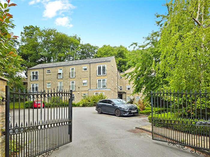 2 Bedroom Flat For Sale In Moorlands Avenue West, Dewsbury, West Yorkshire, WF13