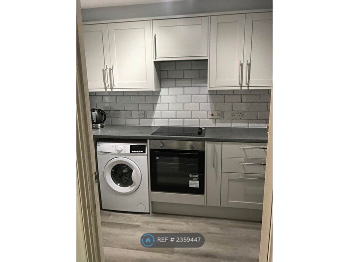 2 Bedroom Flat To Rent In Rookes Crescent, Chelmsford, CM1