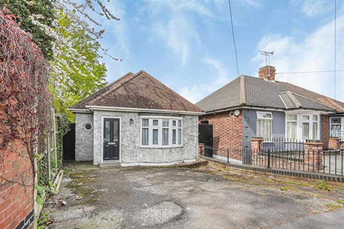 3 Bedroom Detached Bungalow For Sale In Drysdale Avenue, North Chingford, E4