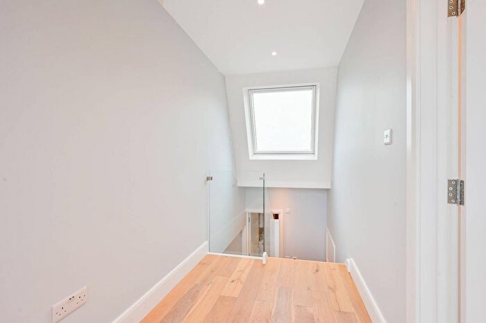 2 Bedroom Flat To Rent In Caxton Road, Shepherd's Bush, London, W12
