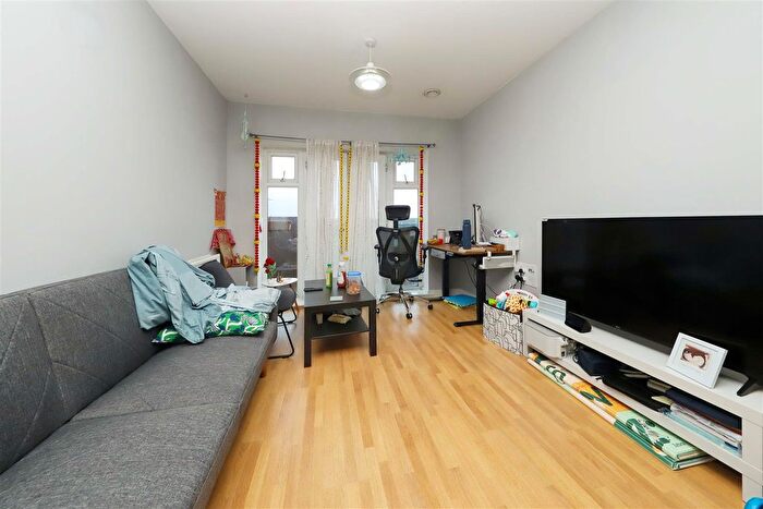 2 Bedroom Flat For Sale In Wintergreen Boulevard, West Drayton, UB7