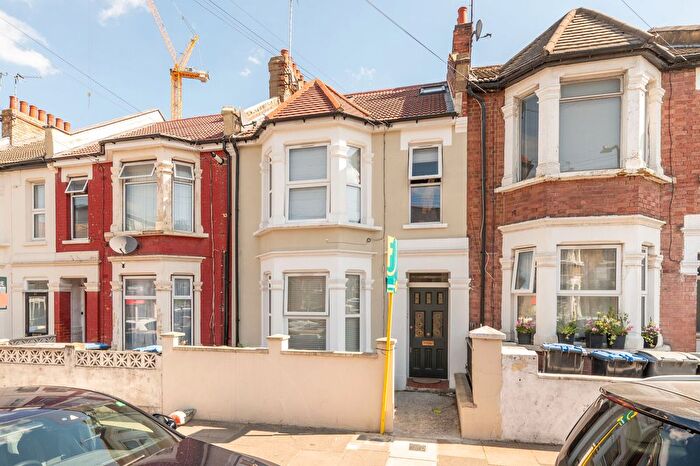 2 Bedroom Flat For Sale In Beaconsfield Road, Willesden, London, NW10