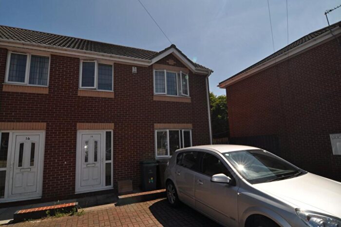 3 Bedroom Town House To Rent In Bole Close, Low Valley, S73