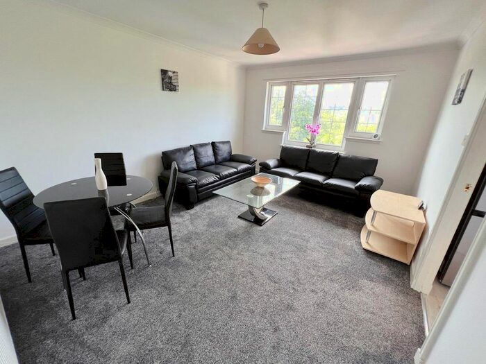 2 Bedroom Flat To Rent In Burnvale, Livingston, EH54