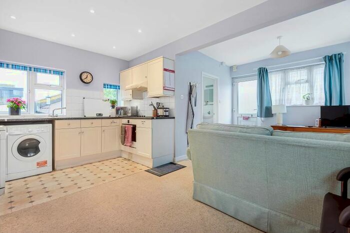 1 Bedroom Flat To Rent In Madrid Road, Guildford, GU2