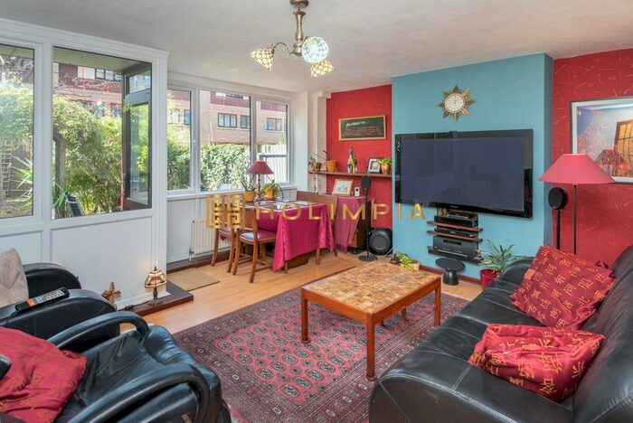 3 Bedroom Flat To Rent In Purcell Street, London, N1