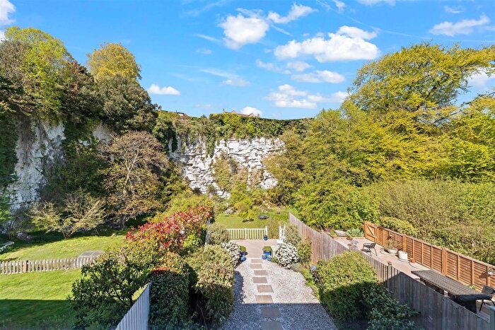 3 Bedroom Terraced House For Sale In Hurst Croft, Guildford, GU1