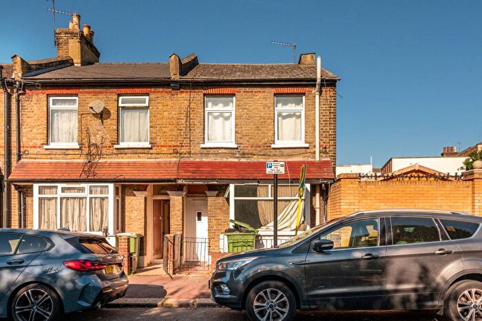 3 Bedroom Semi-Detached House For Sale In Avenons Road, Plaistow, London, E13