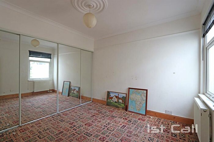 3 Bedroom Chalet For Sale In York Road, Southend-On-Sea, SS1