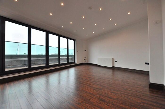 2 Bedroom Flat To Rent In Mare Street, London, E8