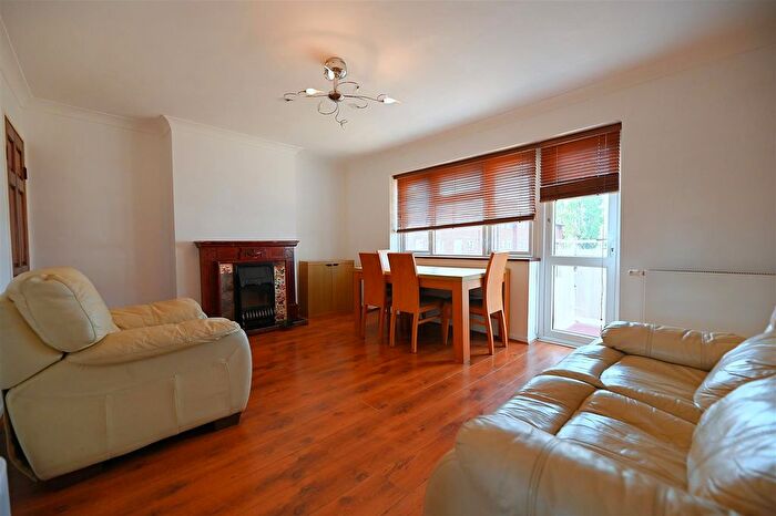 2 Bedroom Flat To Rent In Longwood Gardens, Clayhall, IG5