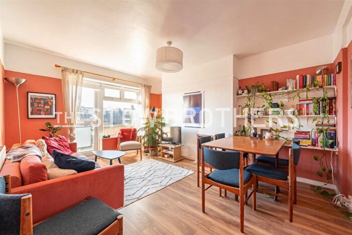 3 Bedroom Flat To Rent In Queens Drive, Hackney, N4