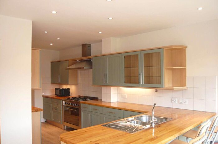 4 Bedroom Semi-Detached House To Rent In Linkside, London, N12