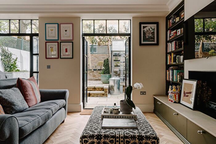 3 Bedroom Property To Rent In Boyne Terrace Mews, Holland Park, W11