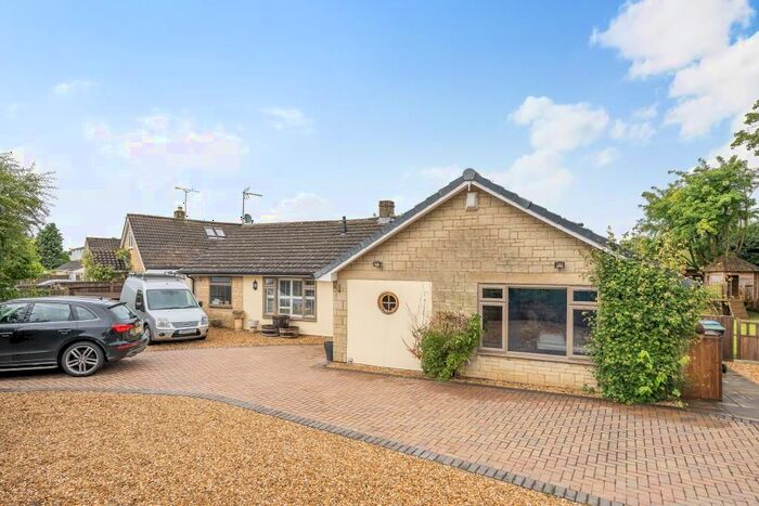 4 Bedroom Detached Bungalow To Rent In Lawton Avenue, Carterton, OX18