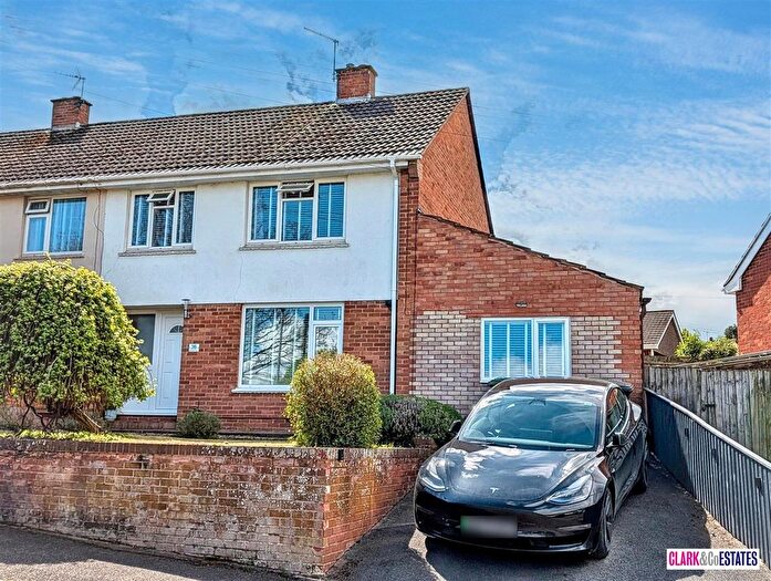 4 Bedroom Semi-Detached House For Sale In Fairfield Road, Alphington, EX2