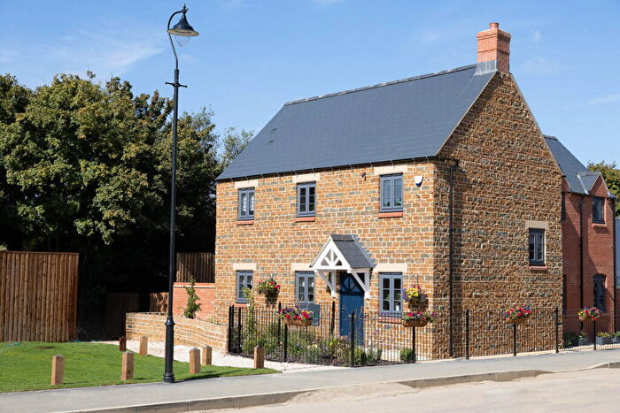 4 Bedroom Detached House For Sale In Field View, Brackley, NN13