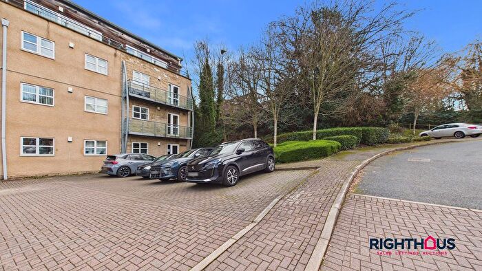 2 Bedroom Flat For Sale In Flat, Brackendale Court, Bradford, BD10