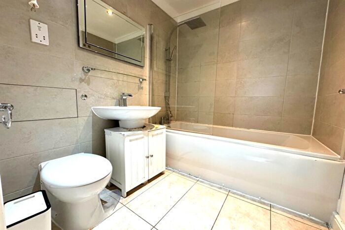 2 Bedroom Apartment To Rent In Hull Place, E16