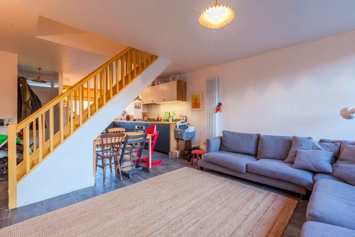 3 Bedroom Maisonette To Rent In Hare Walk, Hoxton, London, N1