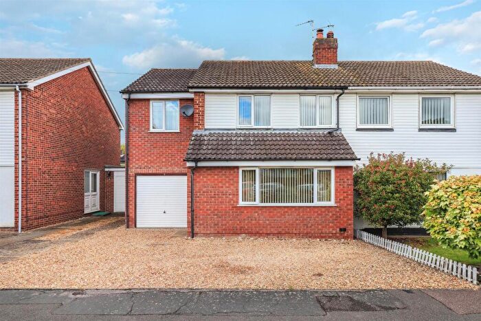 5 Bedroom Semi Detached House For Sale In Belmore Close, Cambridge, CB4