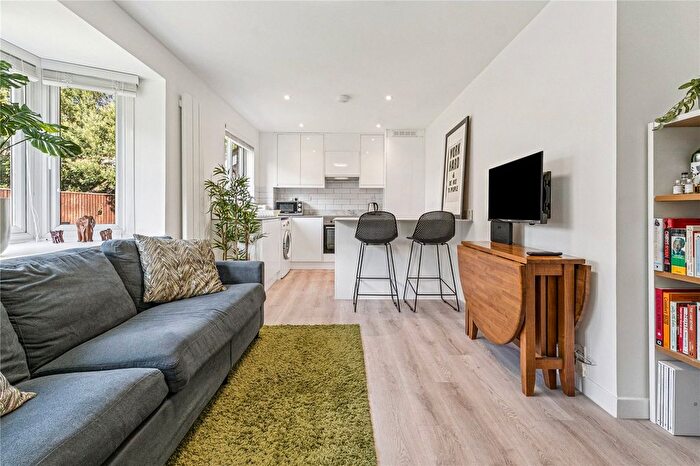 2 Bedroom Flat For Sale In Crowthorne Close, London, SW18