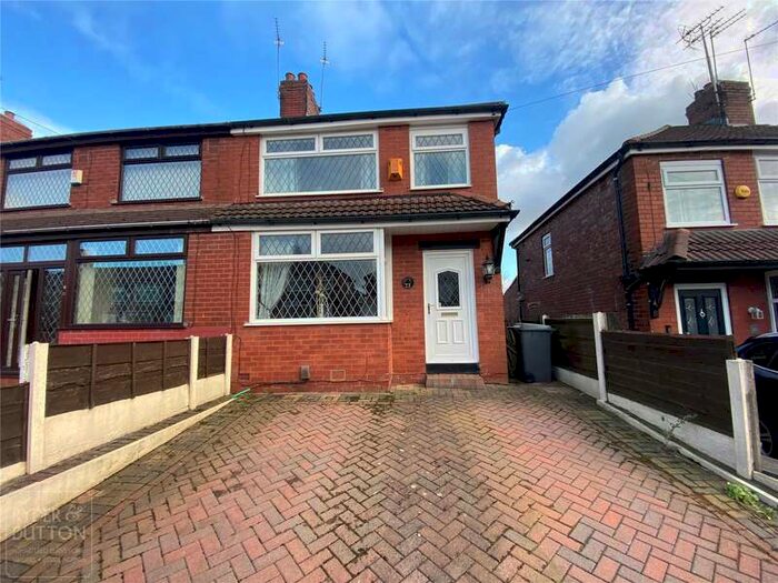 2 Bedroom Town House To Rent In Selkirk Road, Chadderton, Oldham, OL9
