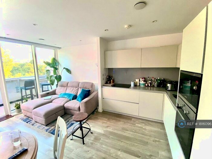 2 Bedroom Flat To Rent In Woods Road, London, SE15