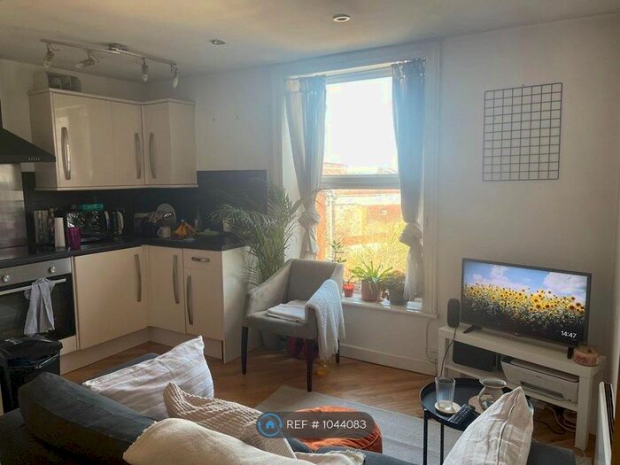 1 Bedroom Flat To Rent In Town Street, Leeds, LS28