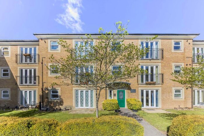 2 Bedroom Flat To Rent In White Lodge Close, Isleworth, TW7