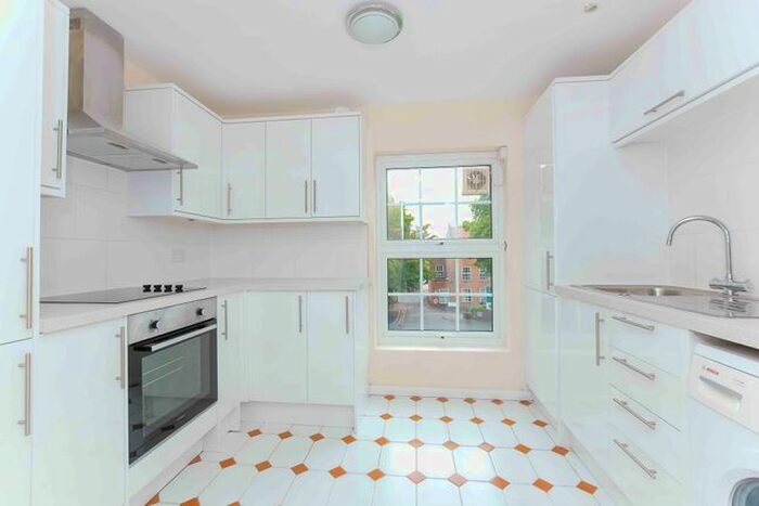 2 Bedroom Flat To Rent In Osborne Road, Windsor, SL4
