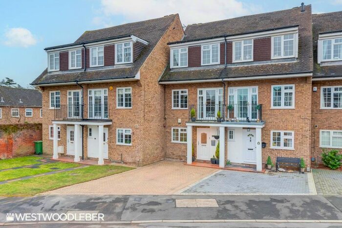 4 Bedroom Terraced House For Sale In Taylors Avenue, Hoddesdon, EN11