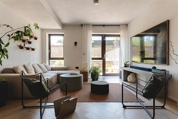3 Bedroom Apartment For Sale In Navarino Grove, Hackney, E8