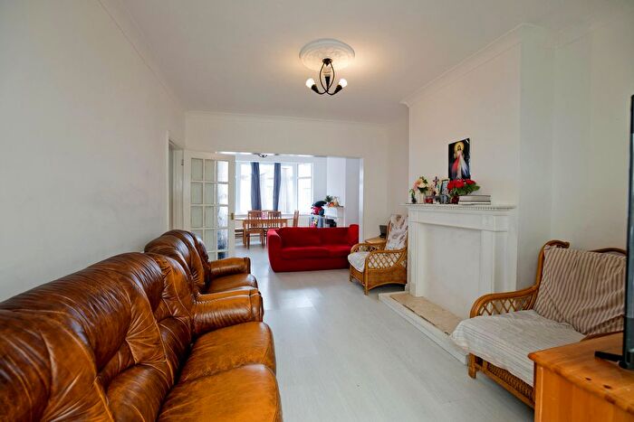 3 Bedroom End Of Terrace House To Rent In Roxy Avenue, Romford, RM6