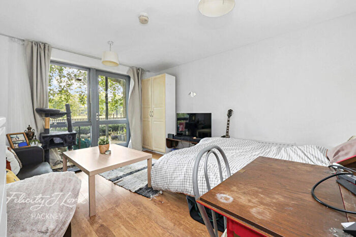 2 Bedroom Apartment For Sale In Southwold Road, London, E5