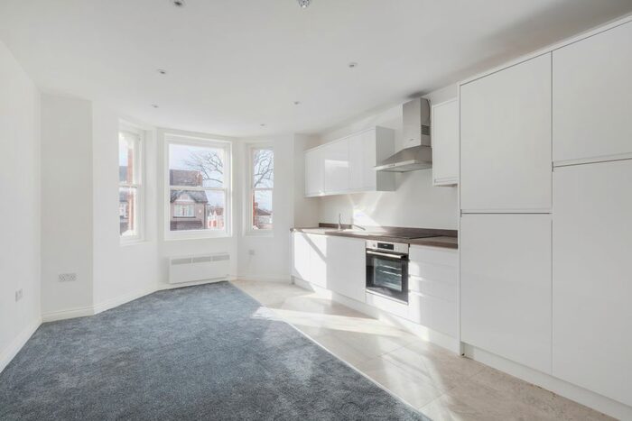 2 Bedroom Flat To Rent In Park Lane, Wallington, SM6