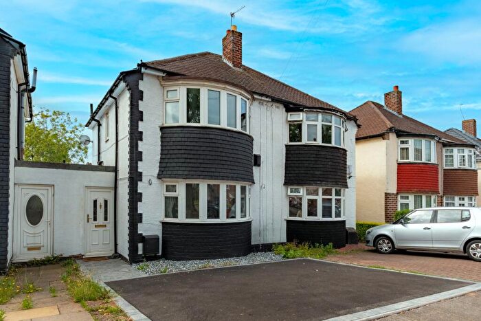 3 Bedroom Semi-Detached House For Sale In Darley Avenue, Birmingham, B34