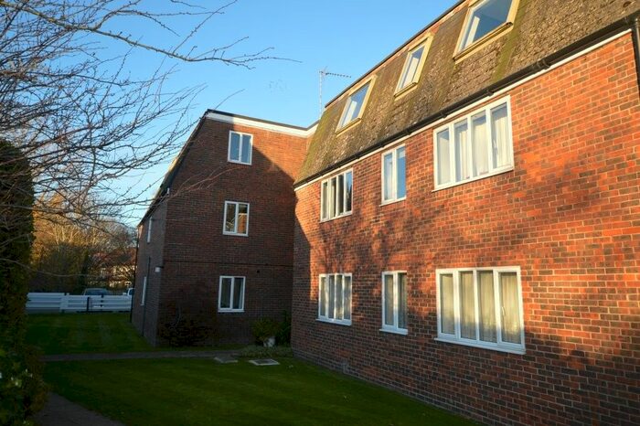 2 Bedroom Flat To Rent In Britnell House, North Road, Petersfield, Hampshire, GU32