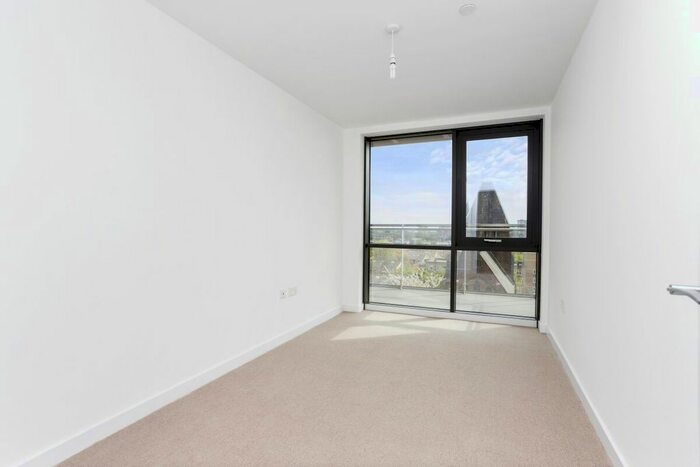 3 Bedroom Flat To Rent In Beechwood Road, London, E8