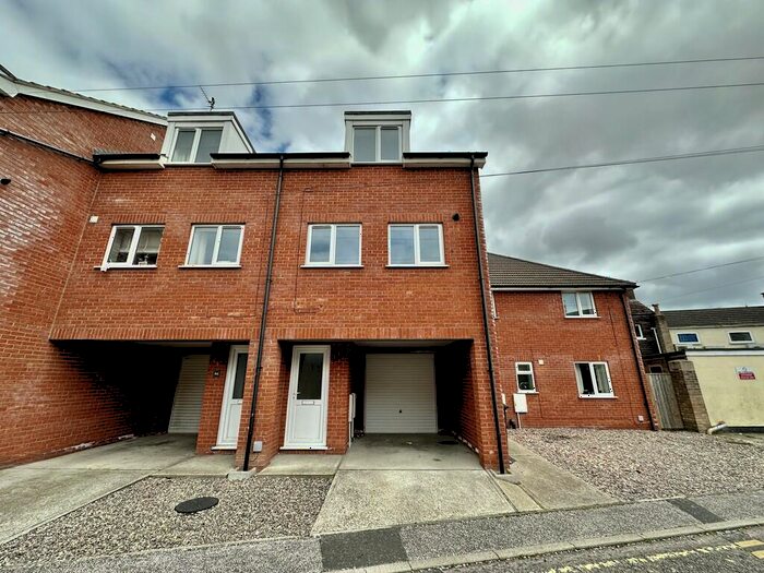 3 Bedroom Town House To Rent In Thurston Road, NR32